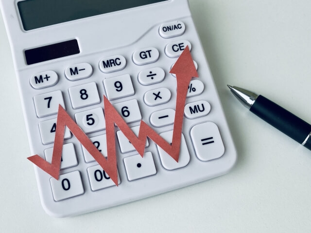 上昇の矢印と電卓