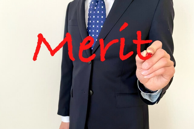 Meritの文字を書く人物