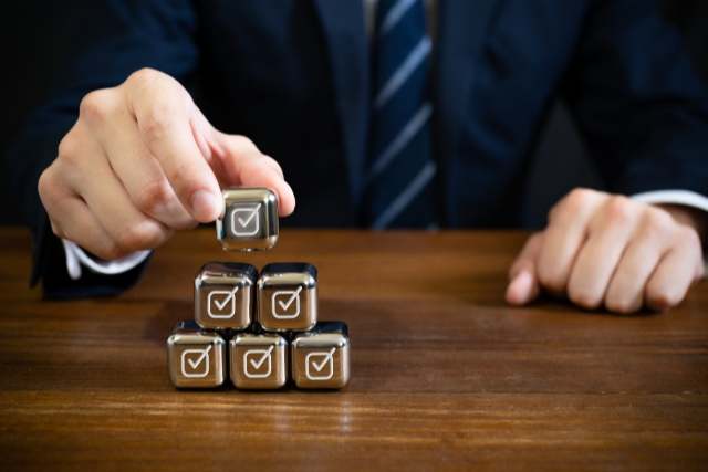 チェックマークの積み木